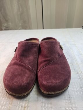 Earth Women's Suede Slip-On Mule in Wine